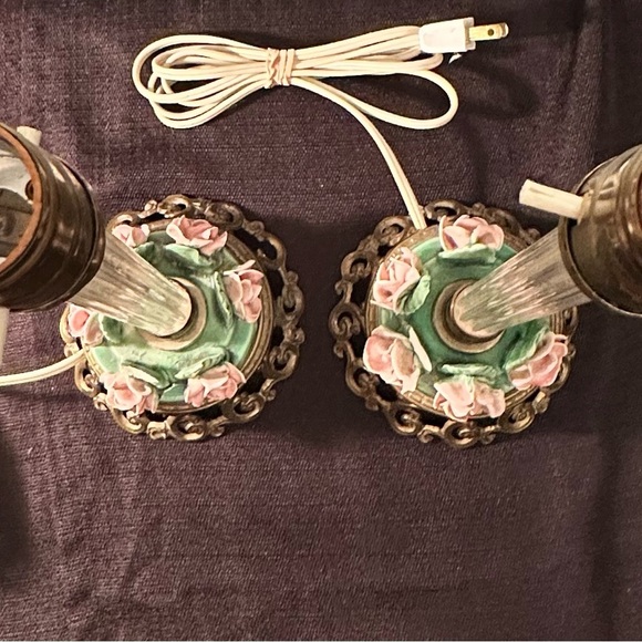 Two Vintage Capodimonte-style Porcelain and Brass Accent Lamps Read Description* - Picture 10 of 13